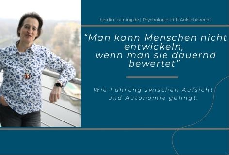 Herdin auf dem Balkon im 8. Stock in Berlin, Tagung im Interview. Lässig