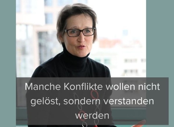 Bild von Gabriele herdin im Portrait mit der Aussage "Manche Konflikte wollen nicht gelöst, sondern Menschen verstanden werden" Herdin sitzt erklärend als Interviewpartnerin im Hotel Abion, Berlin