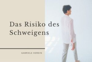 Ganzkörperaufnahme von Gabriele Herdin in heller Kleidung von hinten, gehend in einem hellen Raum; neben ihr der Titel „Das Risiko des Schweigens“ und das Logo Herdin, Symbolbild für Schweigen und Risikokultur in Organisationen.