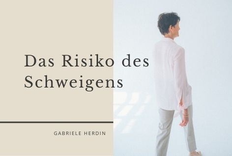Ganzkörperaufnahme von Gabriele Herdin in heller Kleidung von hinten, gehend in einem hellen Raum; neben ihr der Titel „Das Risiko des Schweigens“ und das Logo Herdin, Symbolbild für Schweigen und Risikokultur in Organisationen.