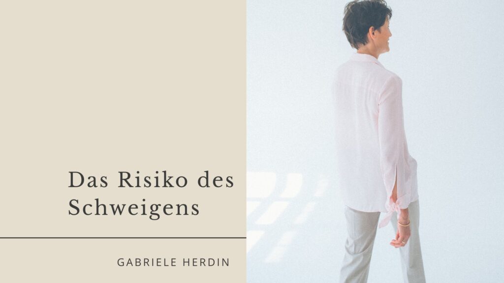 Ganzkörperaufnahme von Gabriele Herdin in heller Kleidung von hinten, gehend in einem hellen Raum; neben ihr der Titel „Das Risiko des Schweigens“ und das Logo Herdin, Symbolbild für Schweigen und Risikokultur in Organisationen.